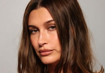 Copiamos el consejo de Hailey Bieber para conseguir una piel luminosa: así utilizamos lociones lácteas para preparar el rostro y potenciar la luminosidad natural.